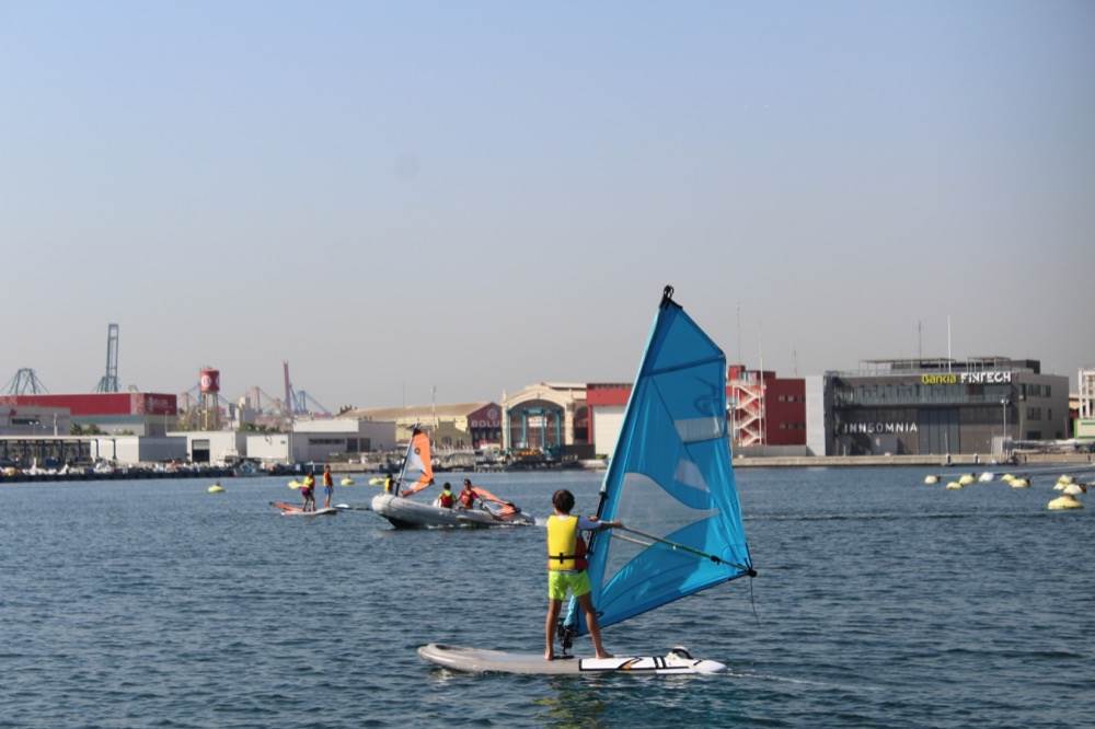 windsurf en la marina de valencia